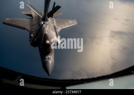 Un F-35A Lightning II affecté à la 33rd Fighter Wing de la base aérienne d'Eglin, en Floride, s'approche d'un KC-135 Stratotanker affecté au 6th Air Refu Banque D'Images
