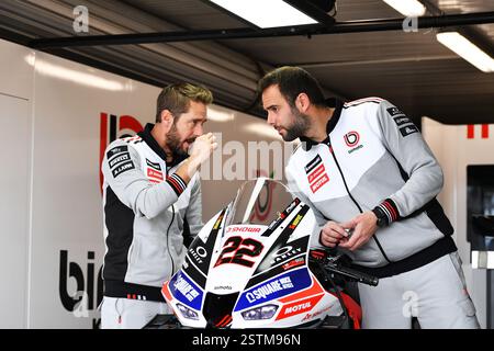 Les mécaniciens discutent de la préparation du vélo d'Alex LOWES, World Superbike. Le pilote britannique Lowes court pour Rimini bimota Kawasaki Racing Team sur une KB998 Banque D'Images