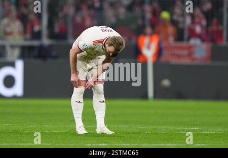 Harry Kane du Bayern Munich lors du match de l'UEFA Champions League à l'Allianz Arena de Munich, en Allemagne. L'attaquant de l'Angleterre et du Bayern Munich Harry Kane a été exclu de l'action pour une période indéterminée après avoir aggravé une blessure au mollet. Date de la photo : mardi 18 février 2025. Banque D'Images