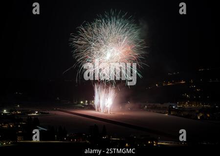 Spectacle de festival de feux d'artifice fiocchi di luce à asiago Banque D'Images