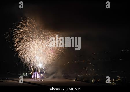 Spectacle de festival de feux d'artifice fiocchi di luce à asiago Banque D'Images