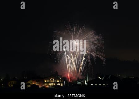 Spectacle de festival de feux d'artifice fiocchi di luce à asiago Banque D'Images