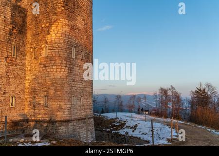 Forte interrotto à altopiano di asiago au coucher du soleil pendant la saison hivernale Banque D'Images