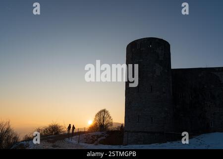 Forte interrotto à altopiano di asiago au coucher du soleil pendant la saison hivernale Banque D'Images