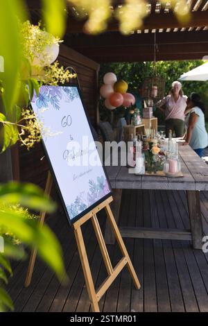 Célébrer 60e anniversaire avec des amis en plein air, profiter de décorations et de rafraîchissements. Célébration, jalon, amitié, fête, joyeux, rassemblement Banque D'Images