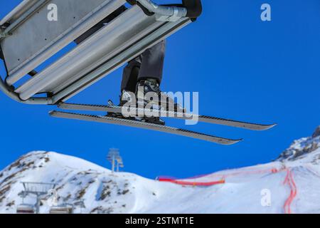 Skieurs dans le télésiège en Suisse Banque D'Images