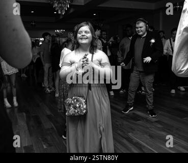 Brentwood, Tennessee, États-Unis. 24 février 2024. Grace Dodd, 22 ans, est rayonnante et sociable dans sa robe de soirée à un bal spécial amis pour les personnes ayant une variété de déficiences intellectuelles et développementales, tenu dans un club de golf à Brentwood, TN. Grace, qui a le syndrome de Down, ne se voit pas comme une personne handicapée, choisissant plutôt de vivre et de profiter pleinement de sa vie. (Crédit image : © Robin Rayne/ZUMA Press Wire) USAGE ÉDITORIAL SEULEMENT! Non destiné à UN USAGE commercial ! Banque D'Images
