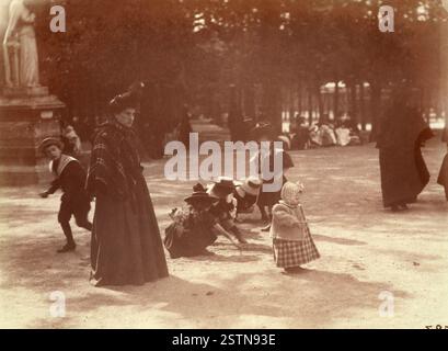 Au Luxembourg, Paris, 1898. Cette photographie d’Eugène Atget montre des femmes et des enfants dans le jardin du Luxembourg, illustrant les activités simples et quotidiennes dans l’un des parcs populaires de Paris à la fin du XIXe siècle. Banque D'Images