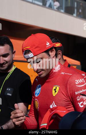 F1 Etihad Airways Abu Dhabi Grand prix 2024 - Carlos Sainz d'Espagne et Scuderia Ferrari HP signent une casquette ferrari dans le Paddock Banque D'Images