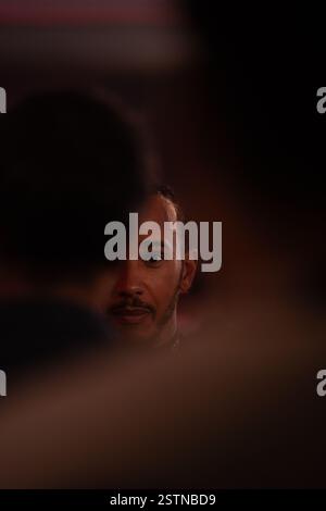 F1 Etihad Airways Abu Dhabi Grand prix 2024 - Lewis Hamilton de Grande-Bretagne et Mercedes-AMG PETRONAS F1 Team discutent avec les médias dans le Paddock Banque D'Images