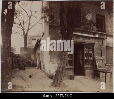 Photographie d'Eugène Atget des 18 et 20 impasse Masséna, partie de la zone de fortifications près de la porte d'Ivry, Paris, en 1910. Cette image documente l'évolution de l'environnement urbain au début du XXe siècle. Banque D'Images