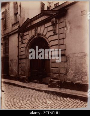 Reprise en 1952 de l’œuvre d’Eugène Atget, cette image documente la vie quotidienne des habitants de Paris du début du XXe siècle, dans le contexte de l’architecture de la ville. Banque D'Images