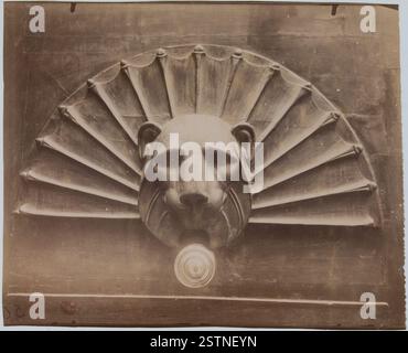 Photographie d'Atget, qui fait partie de la série « Art in Old Paris », mettant en valeur une caractéristique architecturale de Paris. Prise par Eugène Atget, elle fait partie de sa vaste documentation photographique de Paris. Banque D'Images