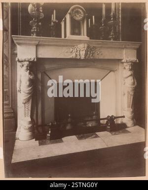 La photographie d'Atget de 1952 capture un moment dans Paris du début du XXe siècle, mettant en valeur l'architecture historique et le charme urbain de la ville à travers une image intemporelle en noir et blanc. Banque D'Images
