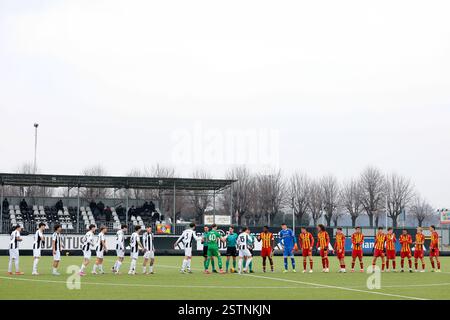 Vinovo, Italie. 19 février 2025. Les joueurs et les officiels se serrent la main avant le coup d’envoi du match Primavera 1 au Juventus Center, Vinovo. Le crédit photo devrait se lire : Jonathan Moscrop/Sportimage crédit : Sportimage Ltd/Alamy Live News Banque D'Images
