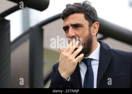 Vinovo, Italie. 19 février 2025. Francesco Magnanelli, entraîneur-chef de la Juventus, réagit avant le coup d'envoi du match Primavera 1 au Juventus Center, Vinovo. Le crédit photo devrait se lire : Jonathan Moscrop/Sportimage crédit : Sportimage Ltd/Alamy Live News Banque D'Images