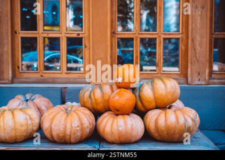 De nombreuses grandes citrouilles orange sur la place . Automne décoration de la rue. Banque D'Images