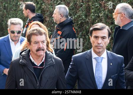 Porto, Portugal. 17 février 2025. Quim Barreiros, musicien vu lors des funérailles. Jorge Nuno Pinto da Costa, ancien président du Futebol Clube do Porto, est décédé le 15 février 2025. Ses funérailles ont eu lieu à SÃ£o Francisco das Antas Church le 17 février. Beaucoup de gens se sont présentés pour lui rendre son dernier hommage. (Crédit image : © Teresa Nunes/SOPA images via ZUMA Press Wire) USAGE ÉDITORIAL SEULEMENT! Non destiné à UN USAGE commercial ! Banque D'Images