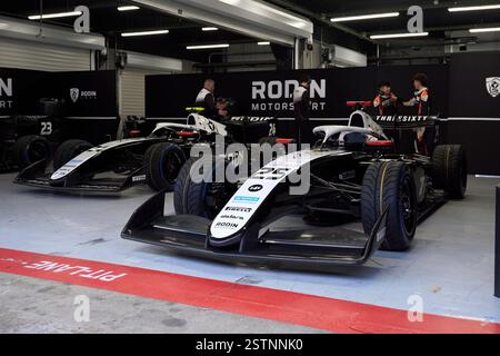 BARCELONE, ESPAGNE - 19 FÉVRIER : vue générale de la pitlane montrant Roman Bilinski de Pologne et Rodin Motorsport (25) ainsi que Louis Sharp d'Australie et Rodin Motorsport (24) lors des essais de formule 3 sur le circuit de Barcelona-Catalunya le 19 février 2025 à Barcelone, Espagne. (Photo de Pablo Rodriguez/Quality Sport images) Banque D'Images