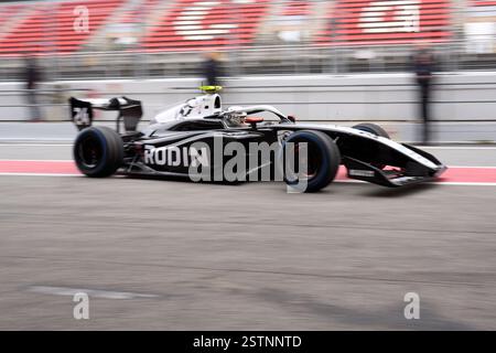 BARCELONE, ESPAGNE - 19 FÉVRIER : Louis Sharp d'Australie et Rodin Motorsport (24 ans) roulent sur la Pitlane lors des essais de formule 3 sur le circuit de Barcelona-Catalunya le 19 février 2025 à Barcelone, Espagne. (Photo de Pablo Rodriguez/Quality Sport images) Banque D'Images