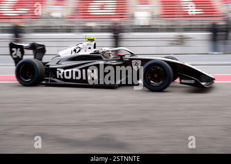 BARCELONE, ESPAGNE - 19 FÉVRIER : Louis Sharp d'Australie et Rodin Motorsport (24 ans) roulent sur la Pitlane lors des essais de formule 3 sur le circuit de Barcelona-Catalunya le 19 février 2025 à Barcelone, Espagne. (Photo de Pablo Rodriguez/Quality Sport images) Banque D'Images
