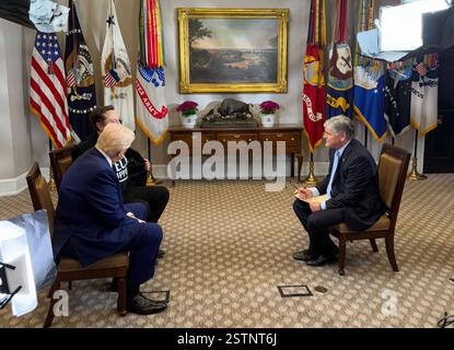 Washington, États-Unis. 18 février 2025. U. Le président Donald Trump, à gauche, regarde vers le multimilliardaire Elon Musk, au centre, lors d'une interview télévisée d'une heure avec Sean Hannity, sur Fox News de la Maison Blanche, le 18 février 2025 à Washington, DC crédit : Margo Martin/White House photo/Alamy Live News Banque D'Images