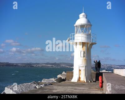 Phare sur la jetée Breakwater à Brixham fish Town, Devon, Angleterre. Banque D'Images