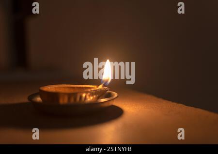 Lampes d'éclairage, diyas à huile et décoration pendant le festival Deepawali, Diwali Banque D'Images