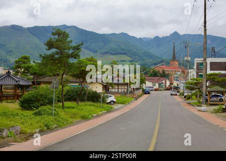 Comté de Goesan, Corée du Sud - 10 septembre 2020 : une route tranquille mène à Yeonpung Town, nichée dans les montagnes du comté de Goesan, avec ha traditionnel Banque D'Images