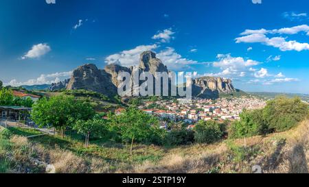 Kalambaka ville et montagnes Meteora, Grèce Banque D'Images
