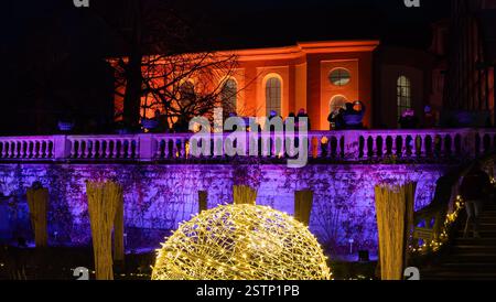 Mainau, Allemagne - 27 décembre 2023 : un jardin de Noël - événement de Noël avec de belles créations lumineuses et illuminations sur l'île de Mainau Banque D'Images