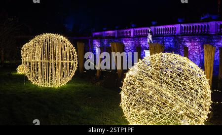 Mainau, Allemagne - 27 décembre 2023 : un jardin de Noël - événement de Noël avec de belles créations lumineuses et illuminations sur l'île de Mainau Banque D'Images