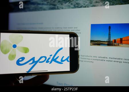 Roosendaal, pays-Bas - 19 février 2025 : un téléphone portable affichant le logo d'Espiku, avec le site Web de l'entreprise en arrière-plan. Banque D'Images
