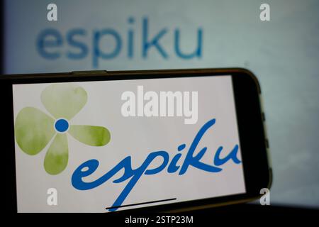 Roosendaal, pays-Bas - 19 février 2025 : un téléphone portable affichant le logo d'Espiku, avec le site Web de l'entreprise en arrière-plan. Banque D'Images