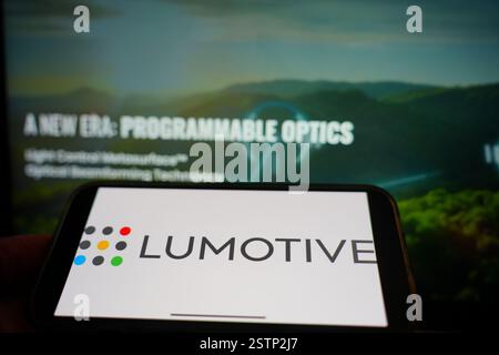 Roosendaal, pays-Bas - 19 février 2025 : un téléphone portable affichant le logo de Lumotive, avec le site Web de l'entreprise en arrière-plan. Banque D'Images