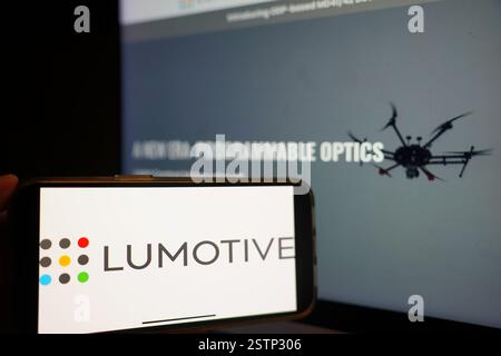 Roosendaal, pays-Bas - 19 février 2025 : un téléphone portable affichant le logo de Lumotive, avec le site Web de l'entreprise en arrière-plan. Banque D'Images