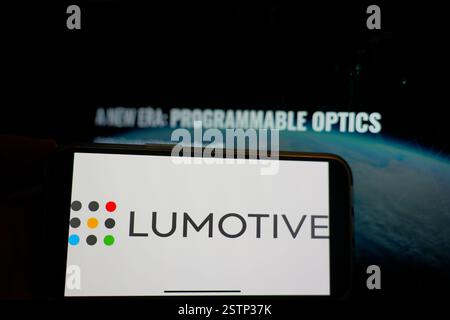 Roosendaal, pays-Bas - 19 février 2025 : un téléphone portable affichant le logo de Lumotive, avec le site Web de l'entreprise en arrière-plan. Banque D'Images