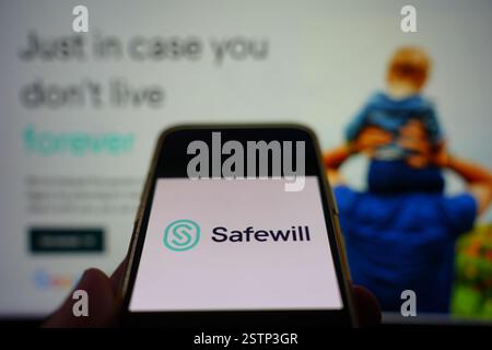 Roosendaal, pays-Bas - 19 février 2025 : un téléphone portable affichant le logo de Safewill, avec le site Web de la société en arrière-plan. Banque D'Images
