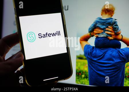Roosendaal, pays-Bas - 19 février 2025 : un téléphone portable affichant le logo de Safewill, avec le site Web de la société en arrière-plan. Banque D'Images