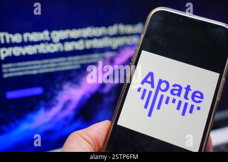 Roosendaal, pays-Bas - 19 février 2025 : un téléphone portable affichant le logo d'Apate, avec le site Web de l'entreprise en arrière-plan. Banque D'Images
