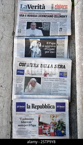Italie. 19 février 2025. En Italie, le pape François domine la plupart des journaux en première page le 19 février 2025 relatant la nouvelle de l'hospitalisation du Saint-Père. Le pape François a été admis à l'hôpital Gemelli de Rome le vendredi 14 février pour subir des tests et un traitement pour la bronchite. Photo : Eric Vandeville/ABACAPRESS. COM Credit : Abaca Press/Alamy Live News Banque D'Images