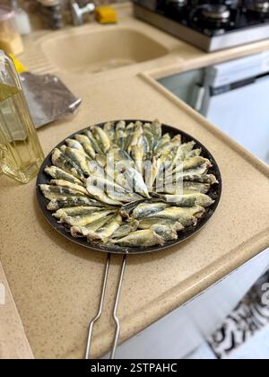 Maquereau frit maison istavrit ou hamsi tava d'anchois Banque D'Images