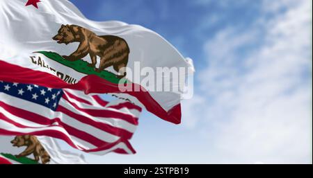 Drapeaux de l'État de Californie et drapeau américain agitant au vent, avec un ours brun et les mots California Republic. rendu d'illustration 3d. Grippe Banque D'Images