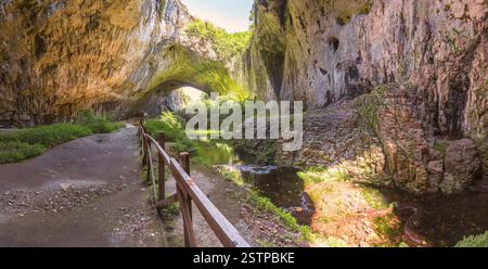 Grotte Devetashka en Bulgarie Banque D'Images
