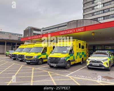 Cardiff, pays de Galles, Royaume-Uni - 17 février 2025 : ambulances devant le service des urgences et des accidents de l'hôpital de santé près du centre-ville de Cardiff Banque D'Images