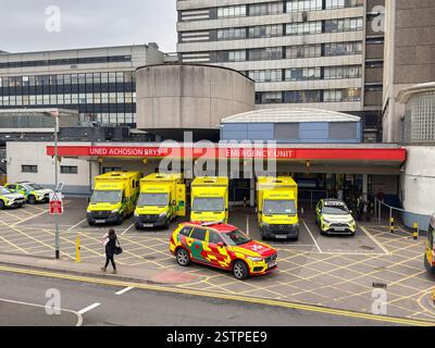 Cardiff, pays de Galles, Royaume-Uni - 17 février 2025 : ambulances devant le service des urgences et des accidents de l'hôpital de santé près du centre-ville de Cardiff Banque D'Images