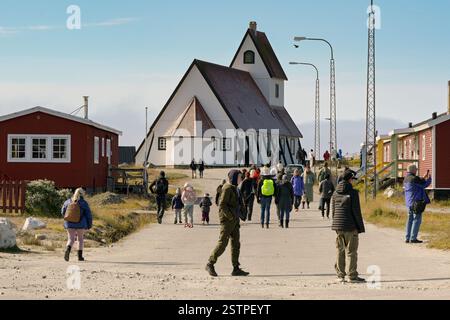 Nanortalik, Groenland - 27 août 2024 : passagers de bateaux de croisière marchant autour de la petite ville reculée de Nanortalik. Banque D'Images