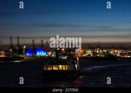 Hambourg, Allemagne. 19 février 2025. Un ferry portuaire HVV circule sur l'Elbe en passant par le port de Hambourg. Crédit : Marcus Brandt/dpa/Alamy Live News Banque D'Images