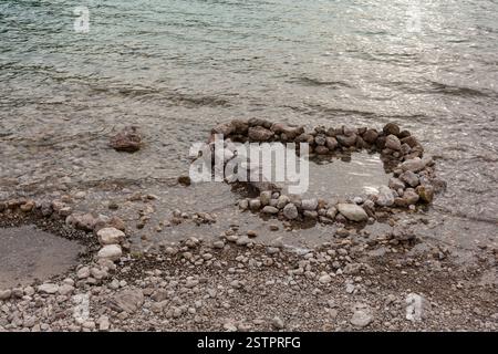 Coeur de pierres dans l'eau, vue sur le lac Bohinj, Parc National du Triglav, Slovénie Banque D'Images