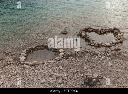 Coeur de pierres dans l'eau, vue sur le lac Bohinj, Parc National du Triglav, Slovénie Banque D'Images